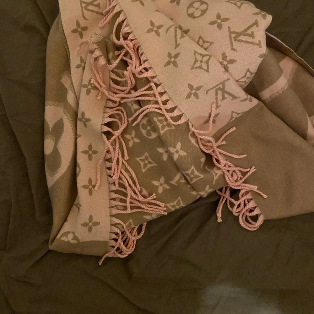 Luxury Monogram scarf - Picture 4 of 5